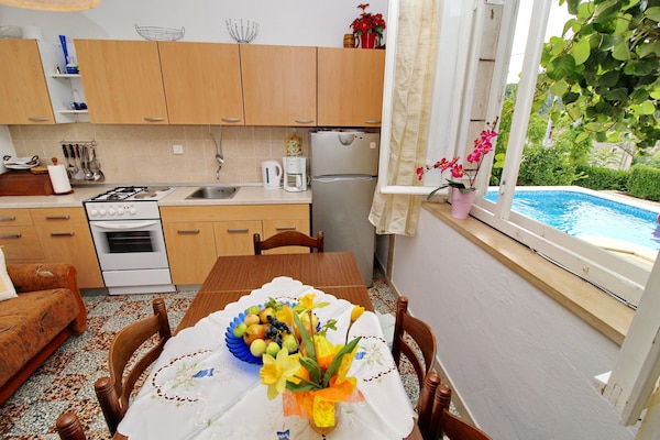 Foto van Green Garden House - Four Bedroom House with Private Pool - Kitchen