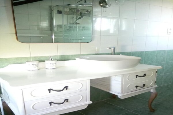 Foto van Holiday home Jadrić - Holiday home with Pool - Vakantiehuis in Dicmo Kraj - BathRoom