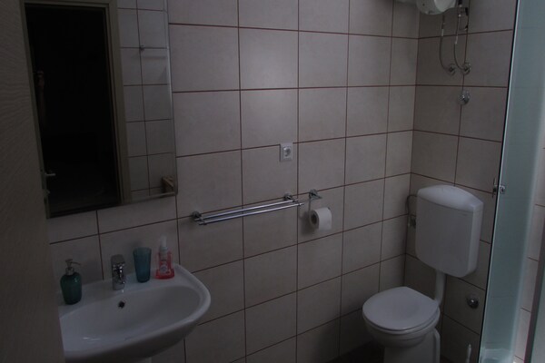 Foto van Holiday Home Stari Zoganj - Two Bedroom Holiday Home with Terrace and Swimming Pool - BathRoom