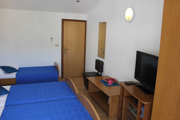 Foto van Guest House San Antonio-Triple Room with Balcony - Vakantiehuis in Ploce - BedRoom