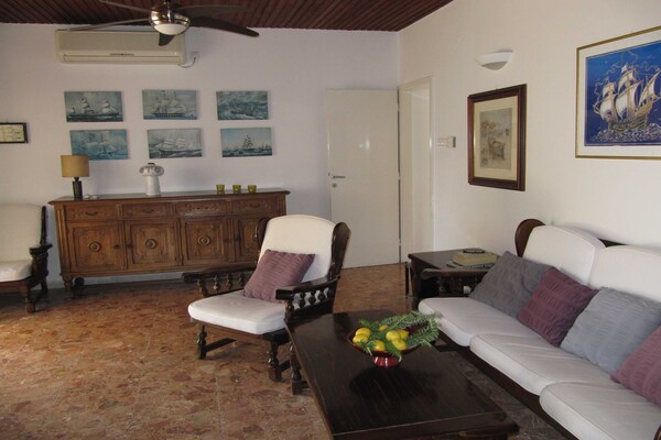 Foto van Beach House Nono - Four Bedroom Villa with Swimming Pool - LivingRoom