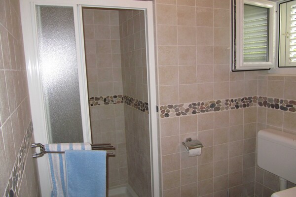 Foto van Beach House Nono - Four Bedroom Villa with Swimming Pool - BathRoom