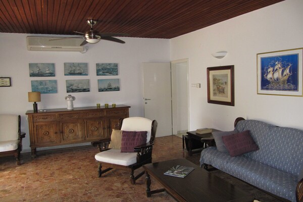 Foto van Beach House Nono - Four Bedroom Villa with Swimming Pool - LivingRoom
