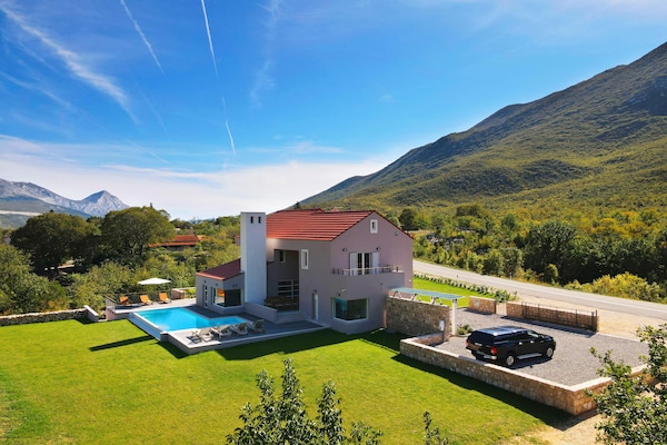 Foto van Villa in Župa met Infinity Pool & Biokovo Uitzicht - ExteriorSummer