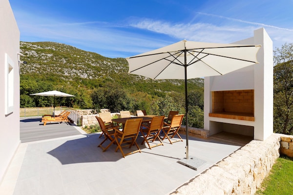 Foto van Villa in Župa met Infinity Pool & Biokovo Uitzicht - TerraceBalcony