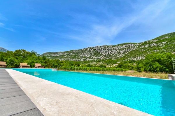 Foto van Villa in Župa met Infinity Pool & Biokovo Uitzicht - PoolOfHouse