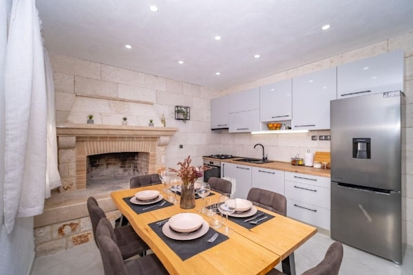 Foto van Holiday Home Bračuta- Two Bedroom Holiday Home with Pool - DiningRoom