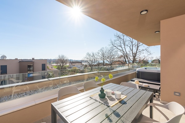 Foto van Appartement in Pula met Zeezicht en Bubbelbad - Vakantiehuis in Brtonigla - TerraceBalcony