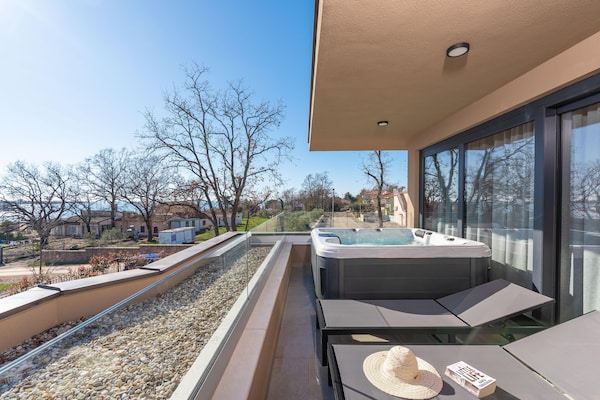 Foto van Appartement in Pula met Zeezicht en Bubbelbad - Vakantiehuis in Brtonigla - TerraceBalcony