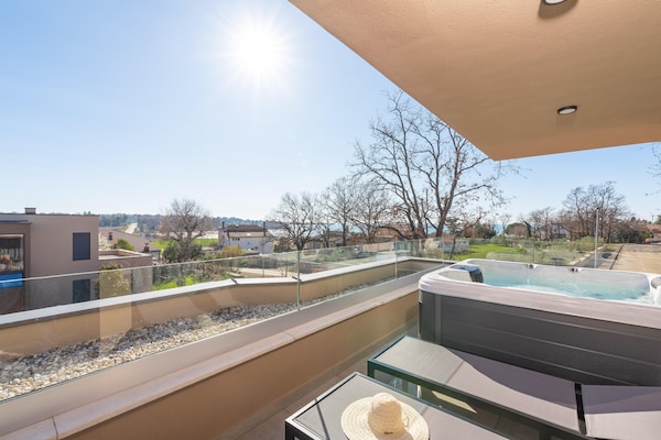 Foto van Appartement in Pula met Zeezicht en Bubbelbad - Vakantiehuis in Brtonigla - TerraceBalcony