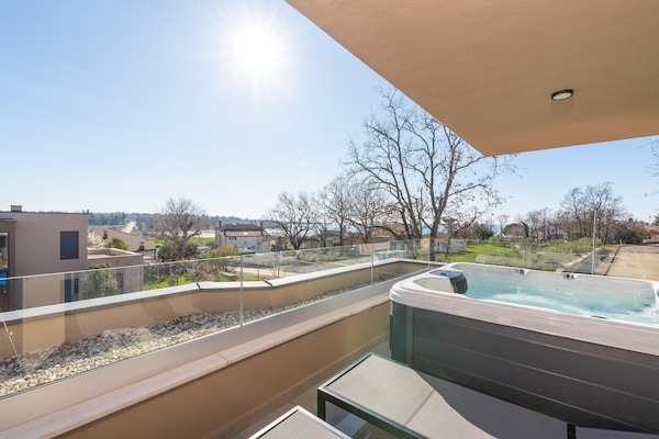 Foto van Appartement in Pula met Zeezicht en Bubbelbad - Vakantiehuis in Brtonigla - TerraceBalcony