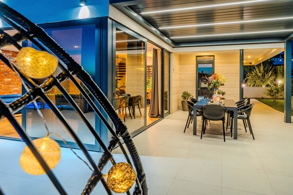 Foto van Moderne villa met privézwembad - Vakantiehuis in Vrana - TerraceBalcony