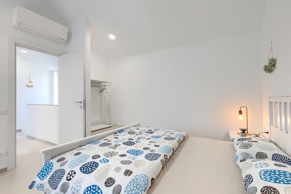 Foto van Modern huis met zwembad vlakbij het strand - Vakantiehuis in Premantura - BedRoom