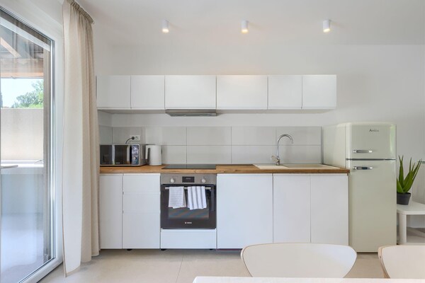 Foto van Modern huis met zwembad vlakbij het strand - Vakantiehuis in Premantura - Kitchen