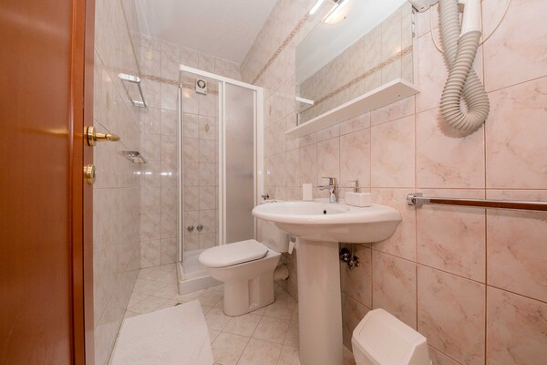 Foto van Guest House Villa Anggela - Comfort Triple room with Balcony and Sea View - BathRoom