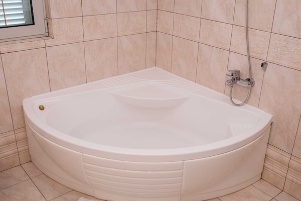 Foto van Guest House Villa Anggela - Two Bedroom Apartment with Balcony and Sea View - BathRoom