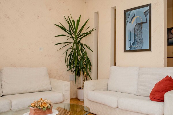 Foto van Guest House Villa Anggela - Two Bedroom Apartment with Balcony and Sea View - LivingRoom