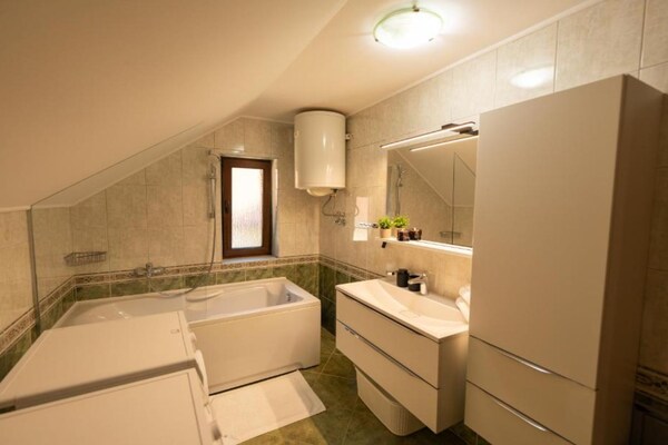 Foto van Villa Narnia - Three Bedroom Villa - Vakantiehuis in Prozor - BathRoom