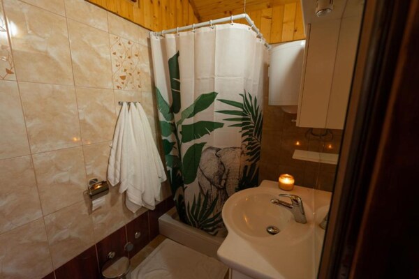 Foto van Villa Narnia - Three Bedroom Villa - Vakantiehuis in Prozor - BathRoom