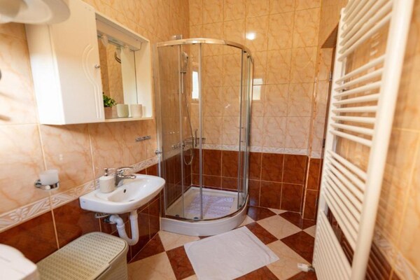 Foto van Villa Narnia - Three Bedroom Villa - Vakantiehuis in Prozor - BathRoom