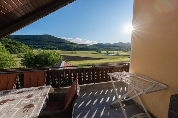Foto van Villa Narnia - Three Bedroom Villa - Vakantiehuis in Prozor - TerraceBalcony
