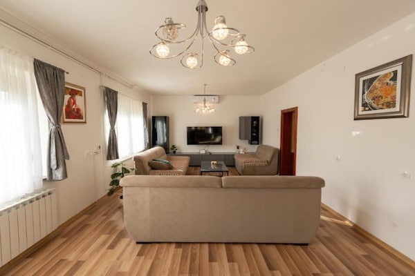 Foto van Villa Narnia - Three Bedroom Villa - Vakantiehuis in Prozor - LivingRoom