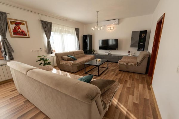 Foto van Villa Narnia - Three Bedroom Villa - Vakantiehuis in Prozor - LivingRoom