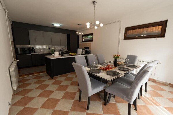 Foto van Villa Narnia - Three Bedroom Villa - Vakantiehuis in Prozor - DiningRoom
