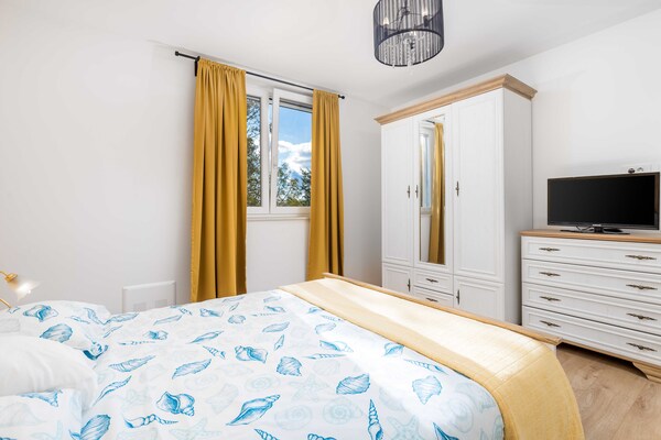 Foto van Wonderful Labin Villa with Private Pool and Sea Views - Three Bedroom - BedRoom