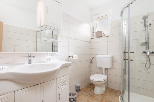 Foto van Wonderful Labin Villa with Private Pool and Sea Views - Three Bedroom - BathRoom