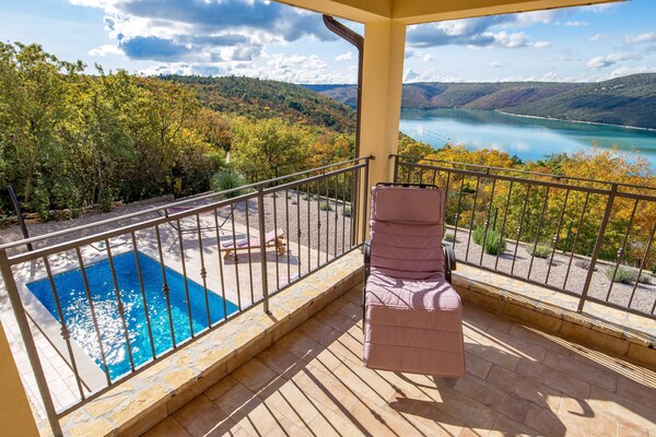 Foto van Wonderful Labin Villa with Private Pool and Sea Views - Three Bedroom - TerraceBalcony