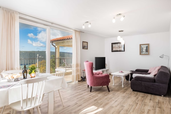 Foto van Wonderful Labin Villa with Private Pool and Sea Views - Three Bedroom - LivingRoom