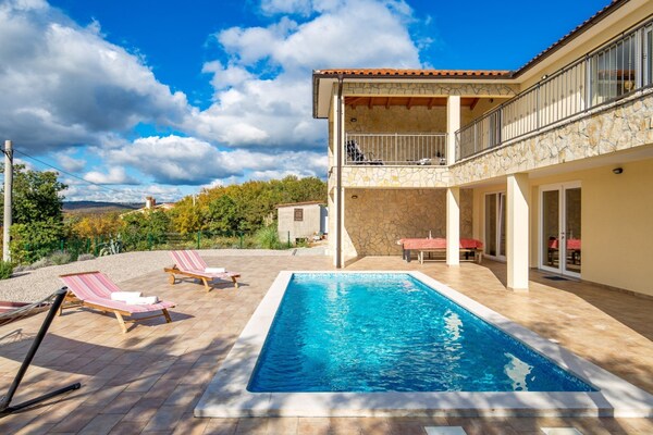 Foto van Wonderful Labin Villa with Private Pool and Sea Views - Three Bedroom - TerraceBalcony