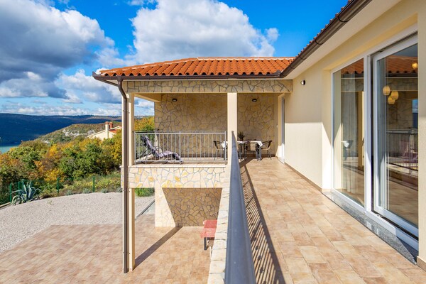 Foto van Wonderful Labin Villa with Private Pool and Sea Views - Three Bedroom - Outdoor