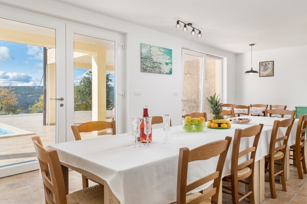 Foto van Wonderful Labin Villa with Private Pool and Sea Views - Three Bedroom - DiningRoom