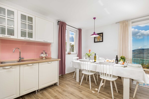 Foto van Wonderful Labin Villa with Private Pool and Sea Views - Three Bedroom - DiningRoom