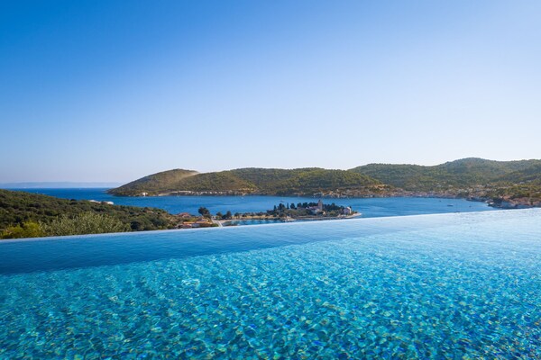 Foto van Breathtaking Villa Vis Five Bedroom Villa with the Pool - View