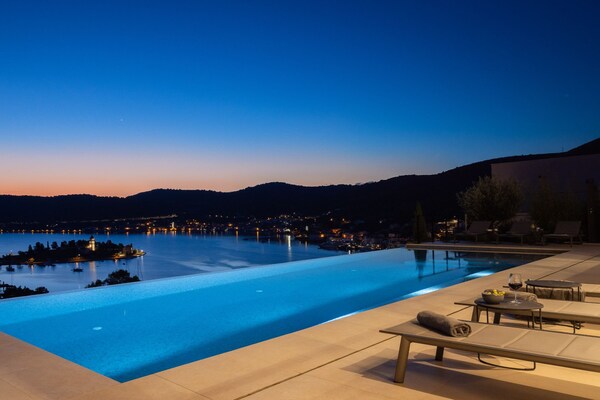 Foto van Breathtaking Villa Vis Five Bedroom Villa with the Pool - View