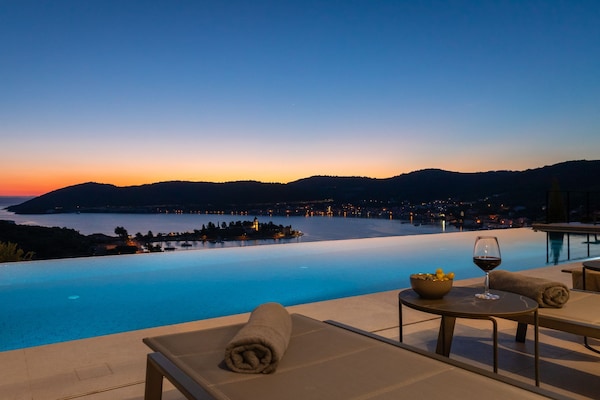 Foto van Breathtaking Villa Vis Five Bedroom Villa with the Pool - View