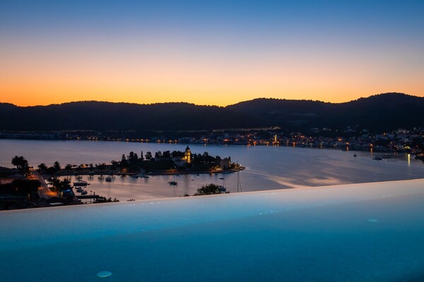Foto van Breathtaking Villa Vis Five Bedroom Villa with the Pool - View