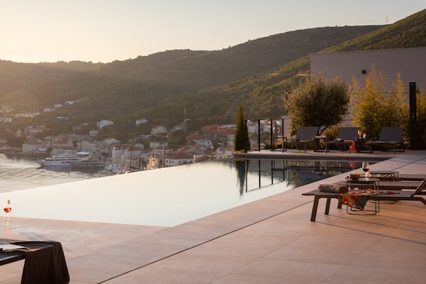 Foto van Breathtaking Villa Vis Five Bedroom Villa with the Pool - View