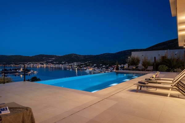 Foto van Breathtaking Villa Vis Five Bedroom Villa with the Pool - View