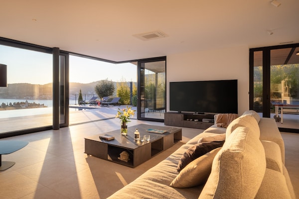 Foto van Breathtaking Villa Vis Five Bedroom Villa with the Pool - LivingRoom