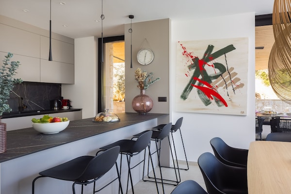 Foto van Breathtaking Villa Vis Five Bedroom Villa with the Pool - DiningRoom