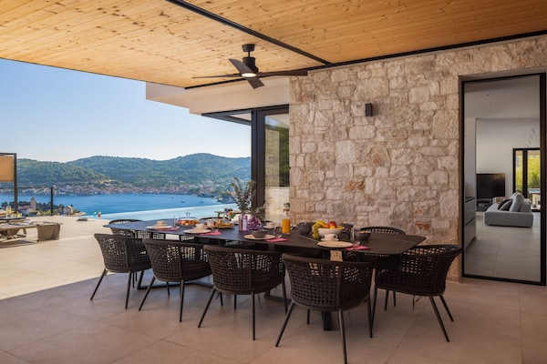 Foto van Breathtaking Villa Vis Five Bedroom Villa with the Pool - DiningRoom