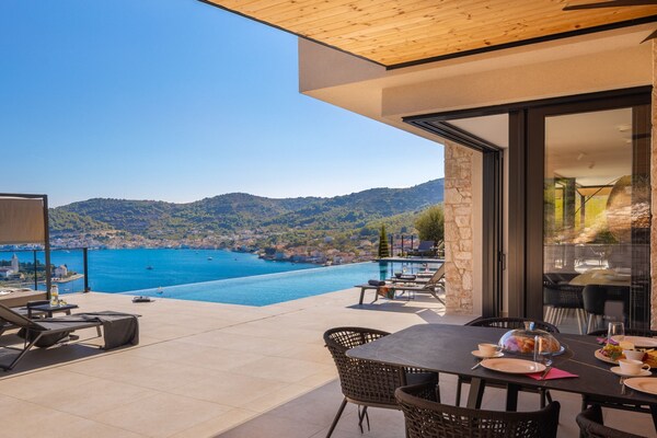 Foto van Breathtaking Villa Vis Five Bedroom Villa with the Pool - DiningRoom