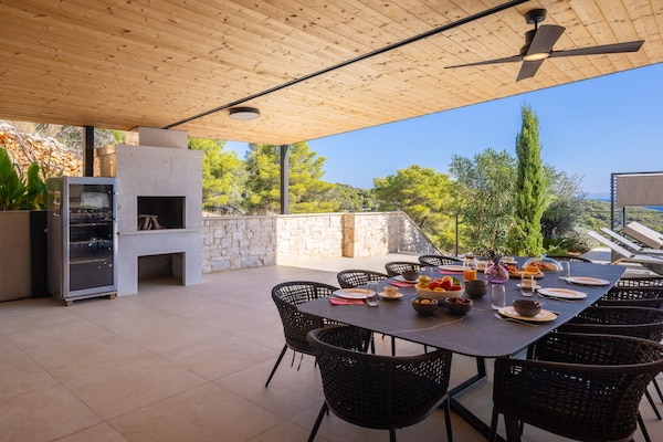 Foto van Breathtaking Villa Vis Five Bedroom Villa with the Pool - DiningRoom