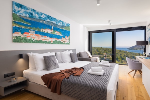 Foto van Breathtaking Villa Vis Five Bedroom Villa with the Pool - BedRoom