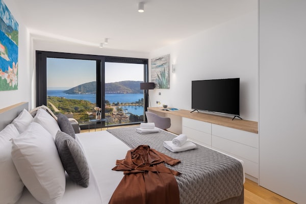 Foto van Breathtaking Villa Vis Five Bedroom Villa with the Pool - BedRoom