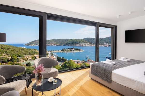 Foto van Breathtaking Villa Vis Five Bedroom Villa with the Pool - BedRoom